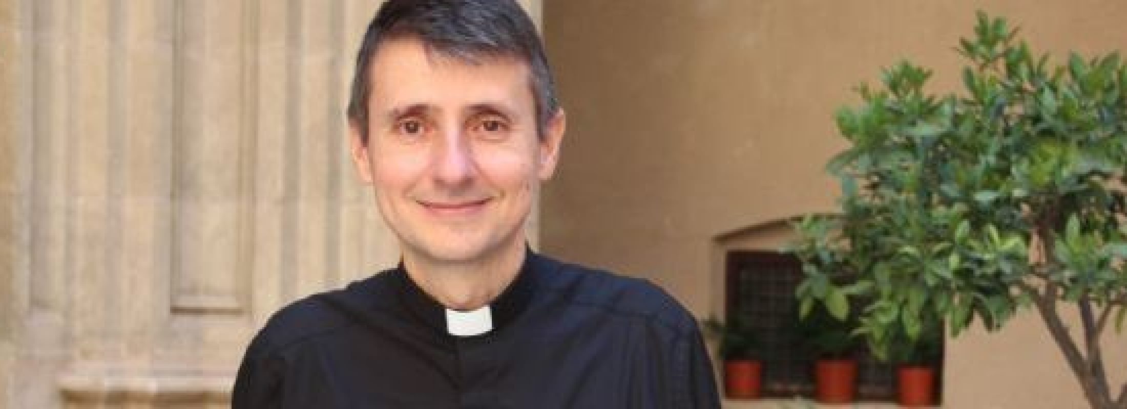 A los 45 años se ordenó sacerdote: María lo guió, con el Rosario y una postal navideña