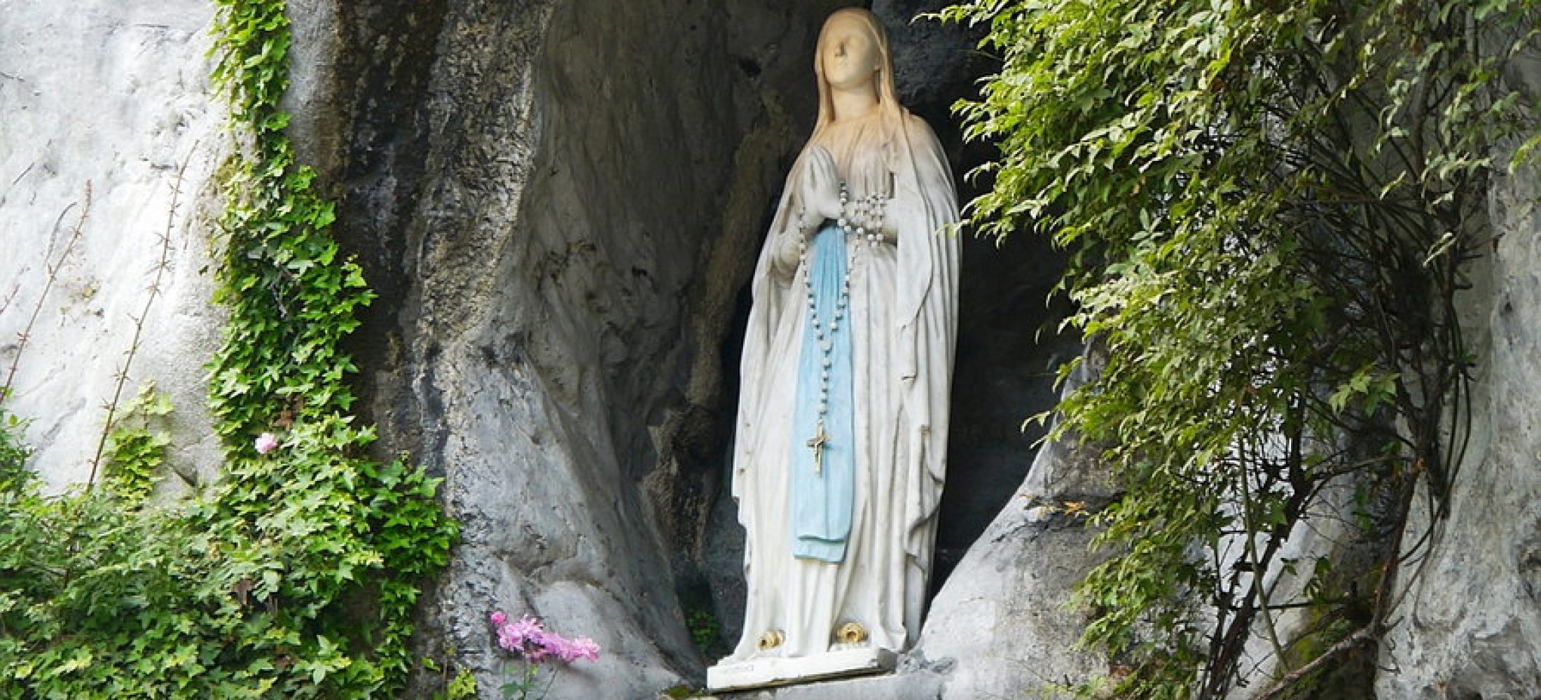 ¿Por qué la Virgen se ha aparecido tanto en poco más de un siglo? El doble hilo conductor de las apariciones modernas