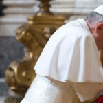 papa-francisco-rezando-el-rosario