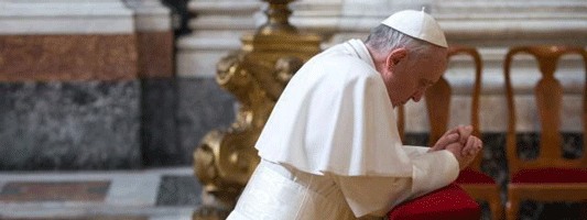 papa-francisco-rezando-el-rosario