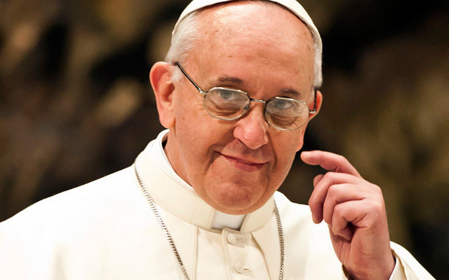 papa francisco reza el rosario