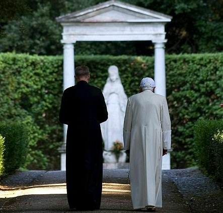 benedicto XVI rezando el rosario https://unrosarioporchile.cl