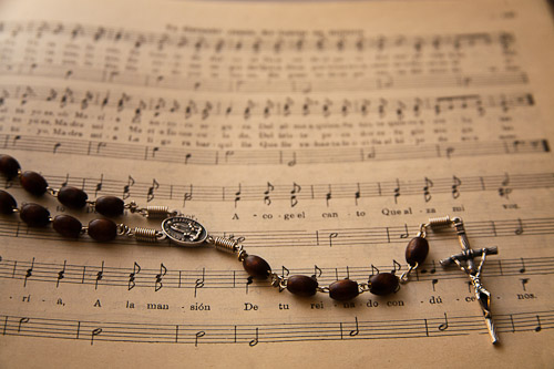rosario y partitura https://unrosarioporchile.cl