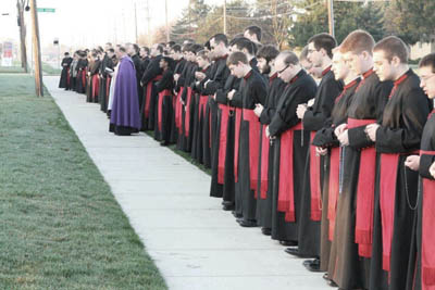 seminaristas rezan el rosario