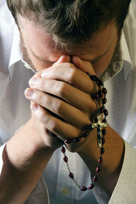 hombre rezando el rosario