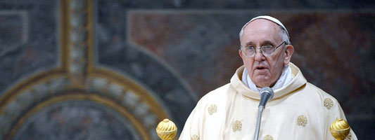 papa francisco leyendo discurso a cardenales