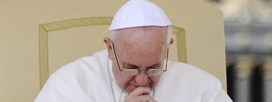 papa francisco rezando un rosario por chile
