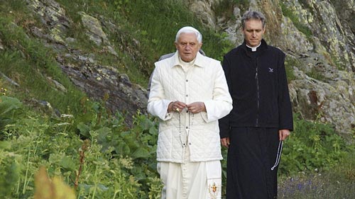 Benedicto XVI Reza el Rosario con Obispos Cubanos en los Jardines Vaticanos