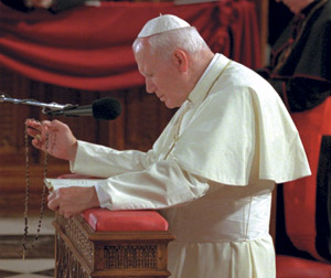 San Juan Pablo II rezando el Rosario