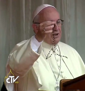 papa francisco muestra rosario