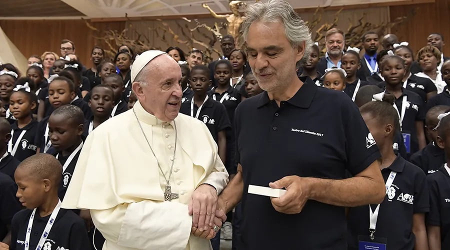 Andrea Bocelli con Papa Francisco